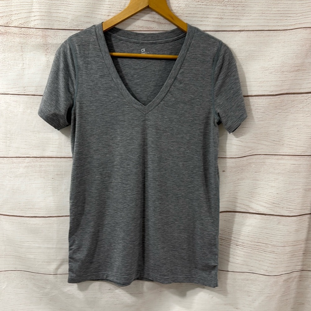 Women's light gray v neck short sleeve Gap Fit work out t shirt Medium